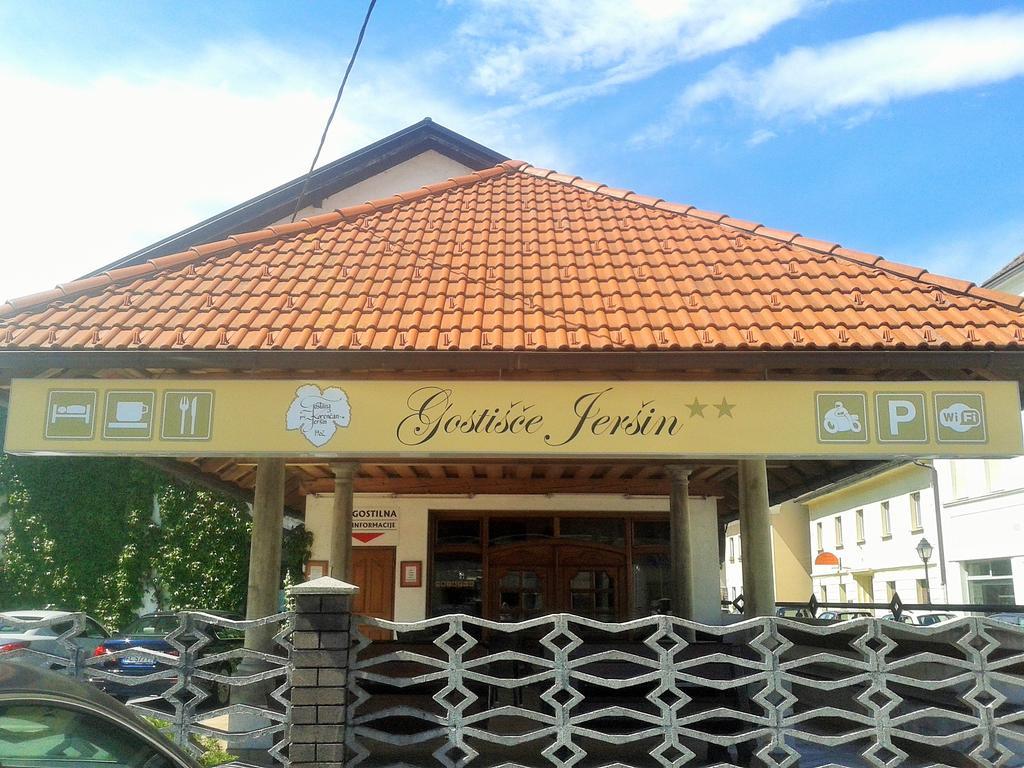 Guesthouse Jersin Logatec Bagian luar foto